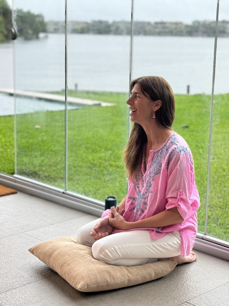 Julieta meditando frente al agua