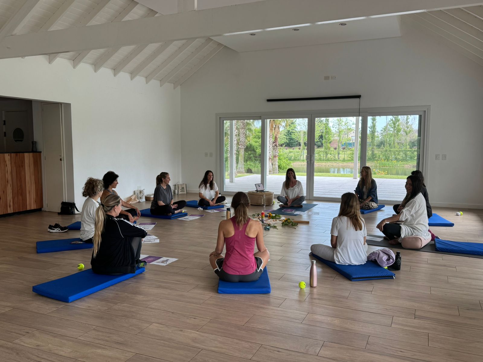 Clase grupal de meditación junto al lago